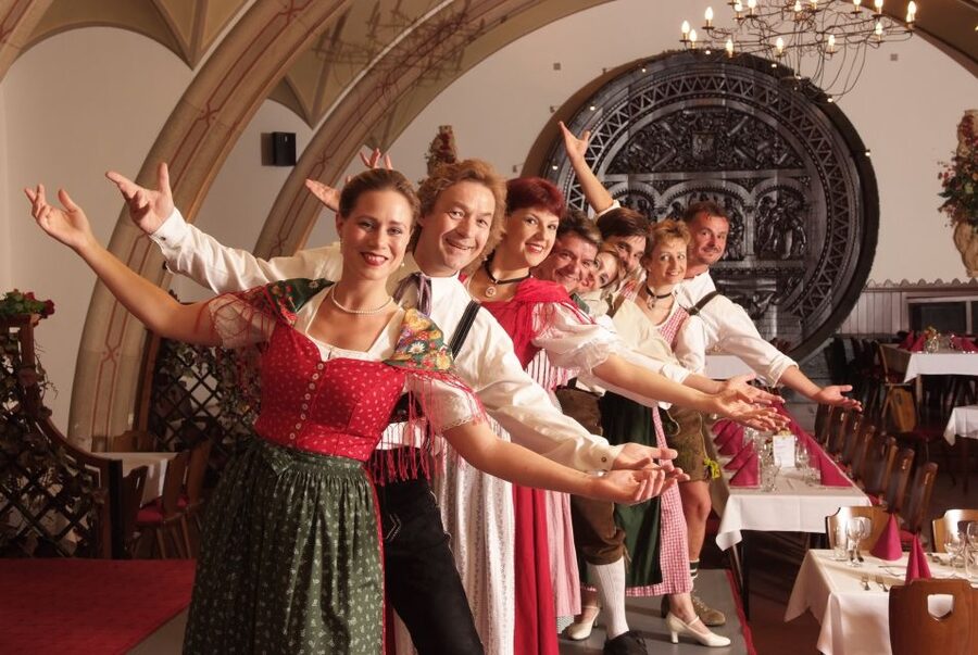 Vienna: Traditional Dinner Show at the Wiener Rathauskeller - Key things to know before you go