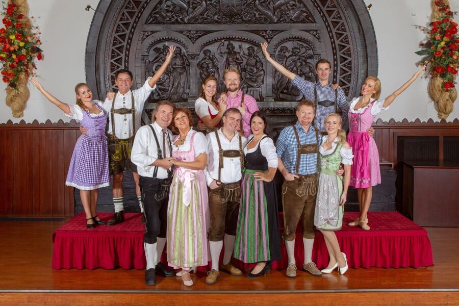 Vienna: Traditional Dinner Show at the Wiener Rathauskeller - Music highlights you’ll actually recognize