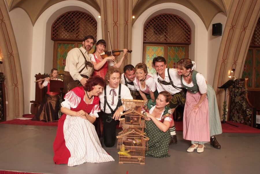 Vienna: Traditional Dinner Show at the Wiener Rathauskeller - What you’ll eat: the 3-course Viennese menu