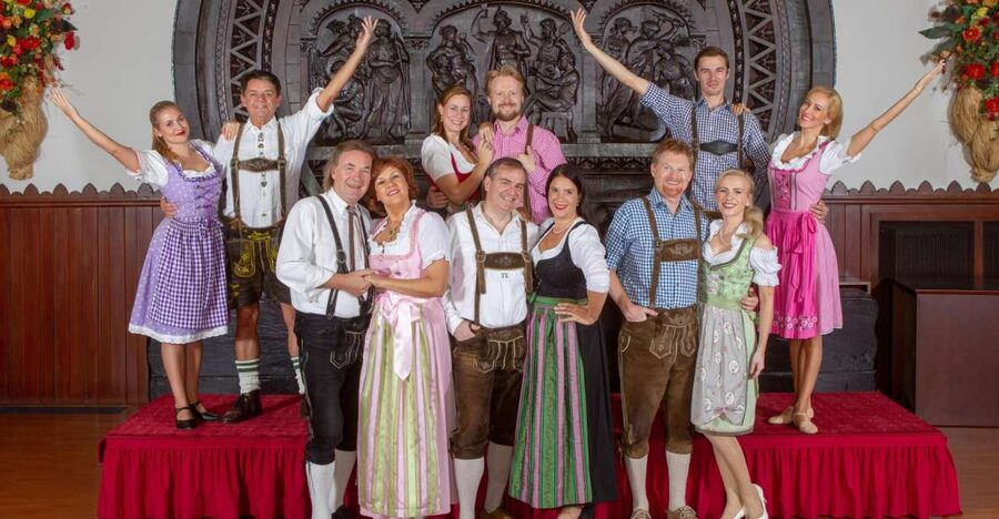 Vienna: Traditional Dinner Show at the Wiener Rathauskeller - The two-hour show format: how the evening is paced