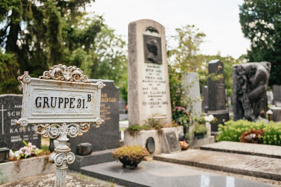 Vienna: Vienna Central Cemetery Guided Walking Tour - Vienna Central Cemetery: more city walk than museum route