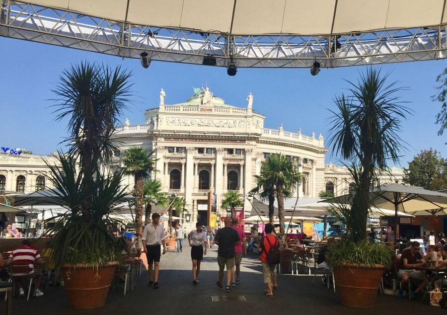 Vienna: Walking Tour of the Historic Ringstrasse - City Hall, Burgtheater, and Parliament: power with an audience