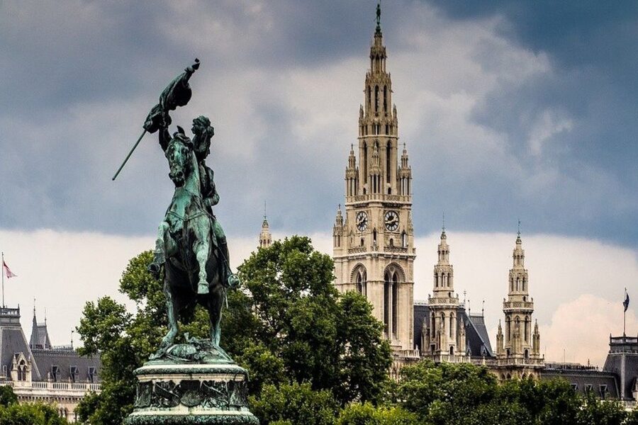 Vienna: Walking Tour of the Historic Ringstrasse - Heldenplatz and statues: remembering people through stone