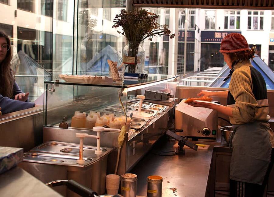 Vienna: Wiener Sausage Stand Tour with Tastings - Learning Viennese Dialect: Eitrige and 16er Blech