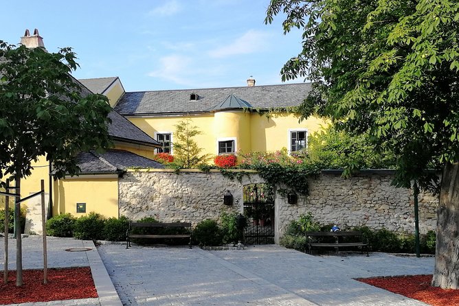 Vienna Woods Wine Tour - Wines, Vines & Good Times! - Gumpoldskirchen: lunch stop and an afternoon tasting led by a winemaker