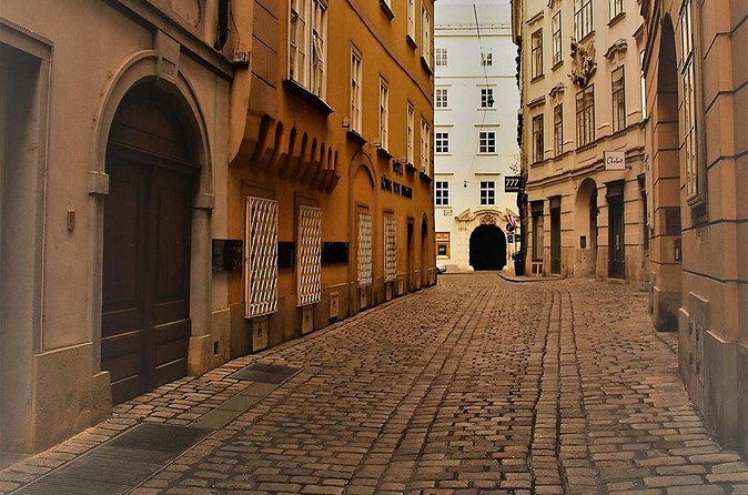 Walking Tour in the Heart of Vienna to Discover Its Hidden Gems - Stop 3: Basiliskenbrunnen and a Myth You Can Picture